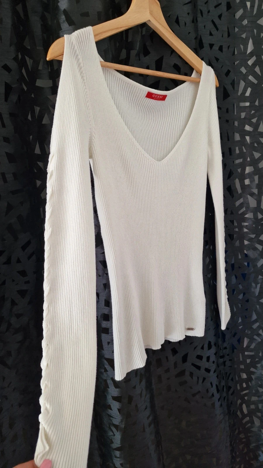 Suéter Guess blanco crema con hombros descubiertos mangas trenzadas T40 – photo 2